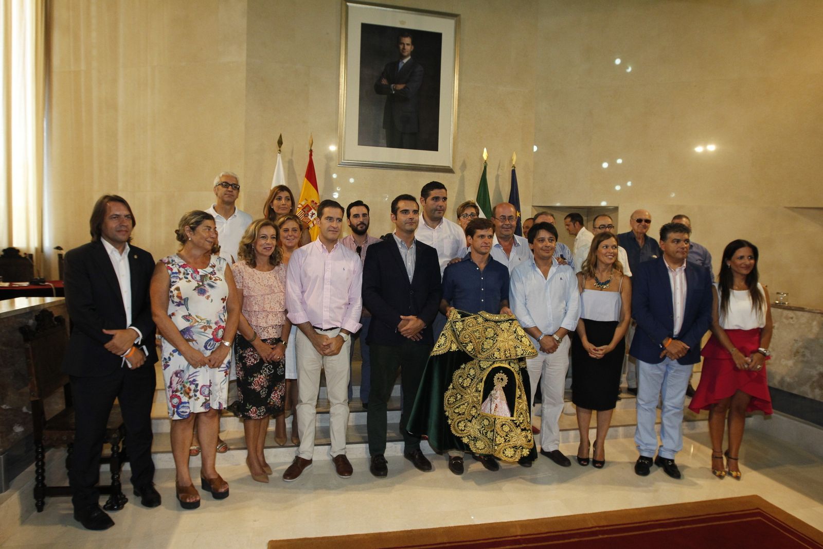 Jurado y equipo municipal junto al diestro.