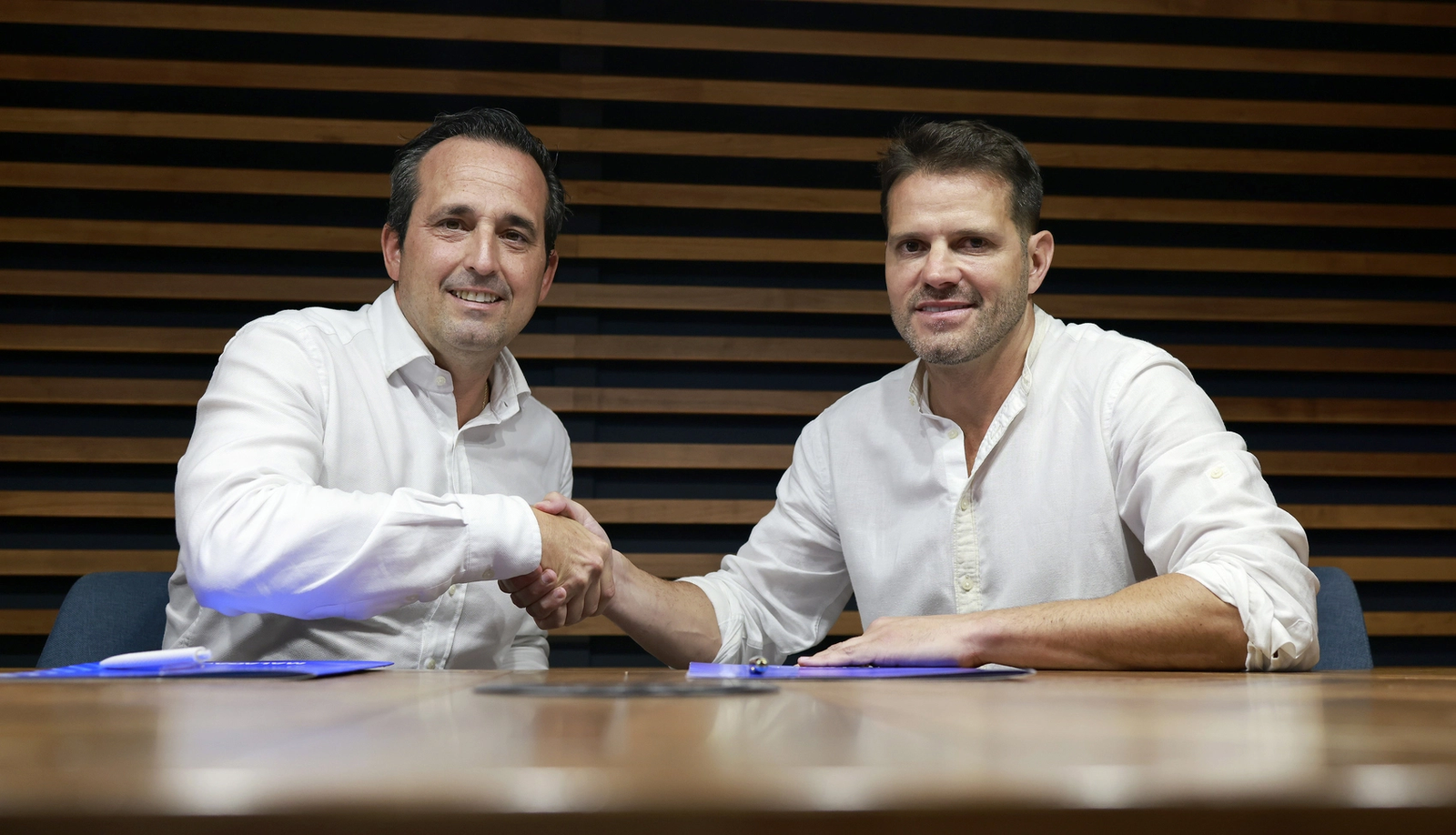Kike Pérez e Iván Fernández posan tras el acuerdo de renovación del Málaga CF y Grupo Dental Clinics.
