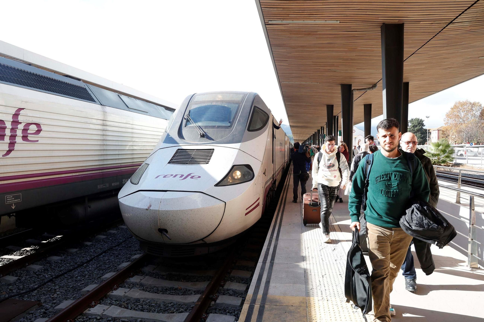 Viajeros junto a uno de los trenes Alvia de la ruta Algeciras-Madrid.