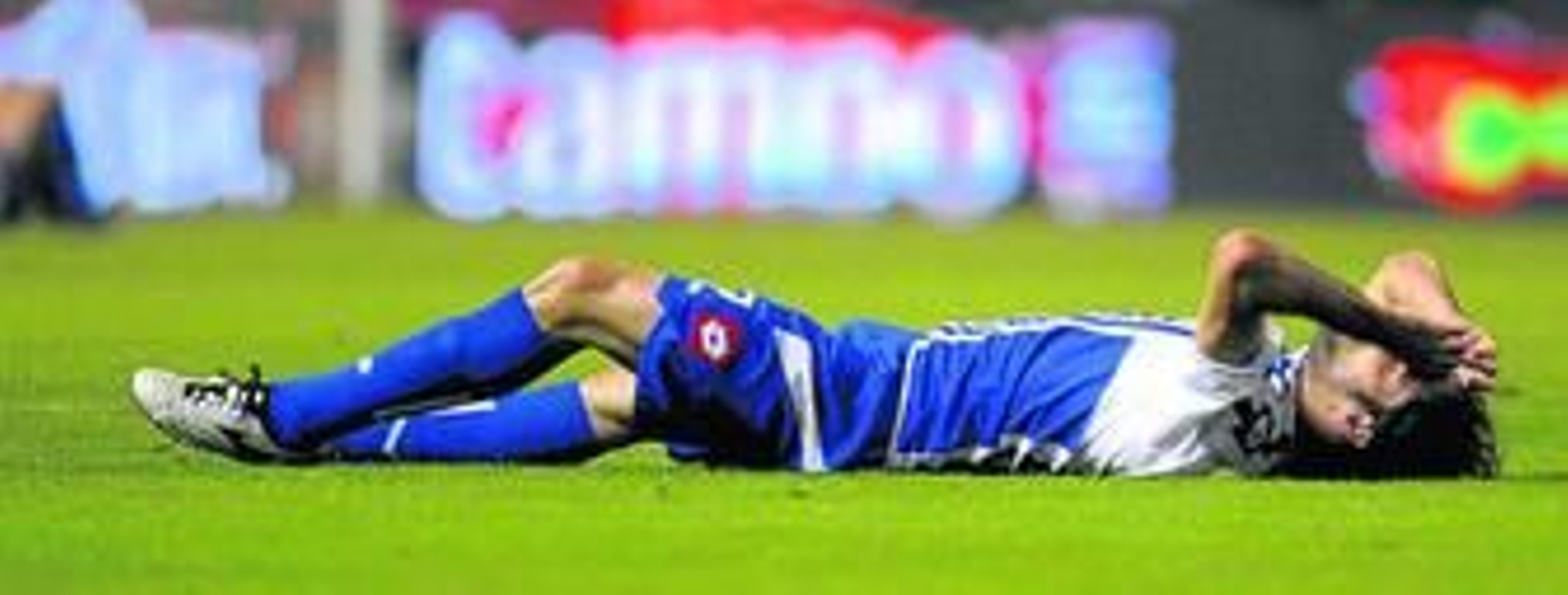 Juan Rodríguez, tumbado en el terreno de juego.