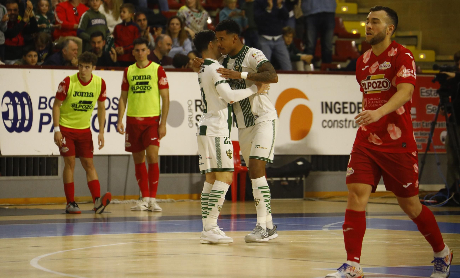 Kaué celebra su gol junto a Murilo Duarte.