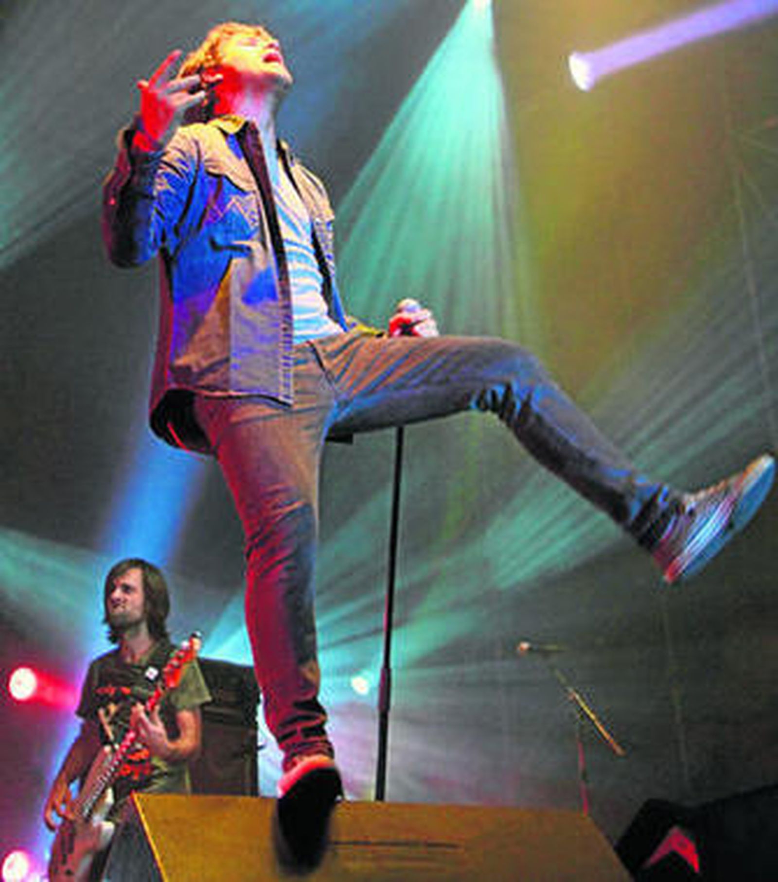 Un Dani Martín muy cercano hizo saltar a sus fans en el concierto en Almería