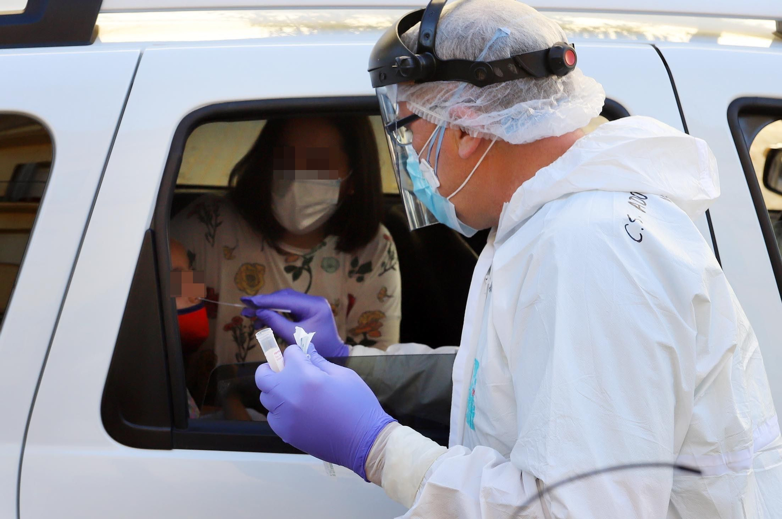 Imágenes del punto Auto-Covid en el centro de salud de Adoratrices