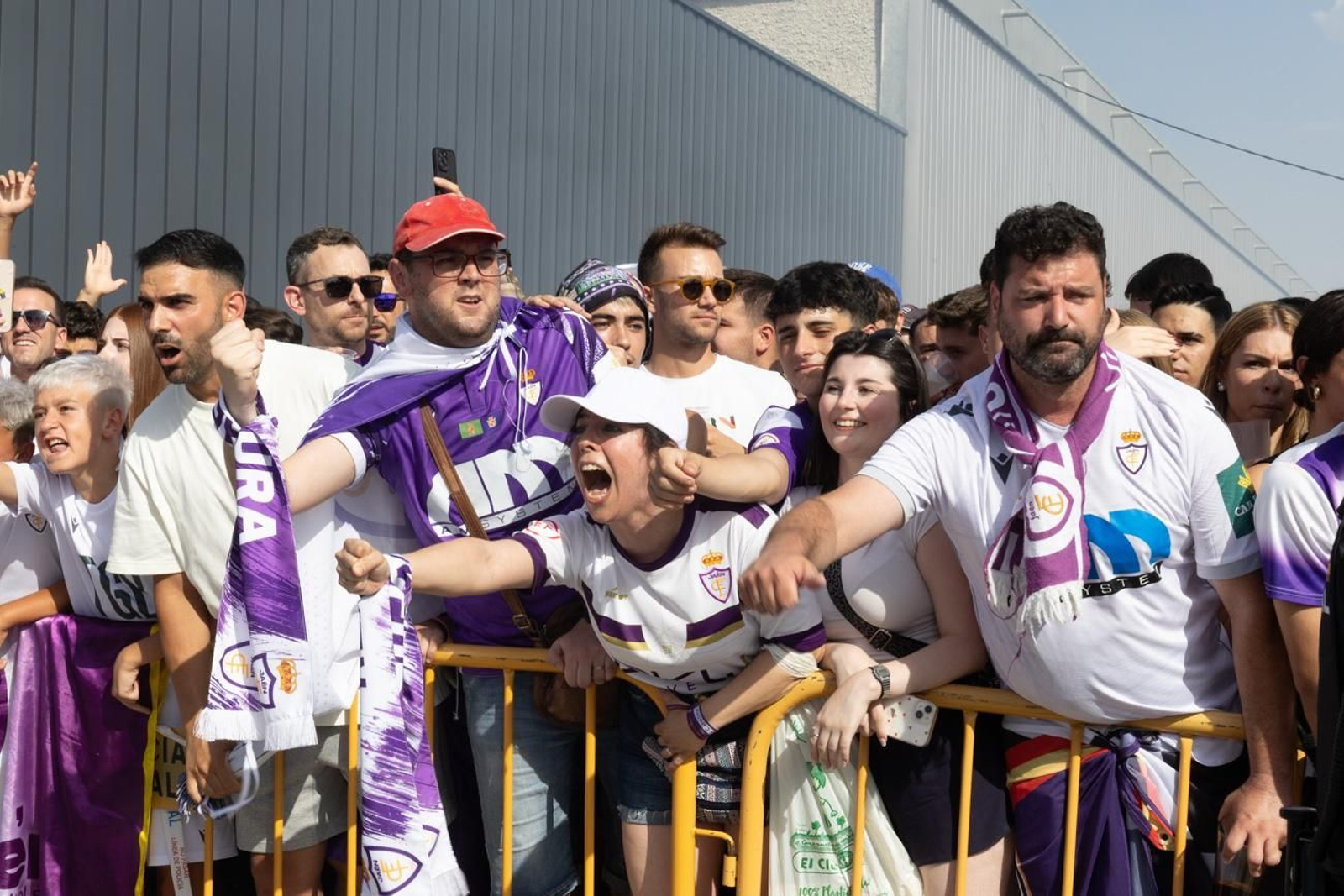 El épico recibimiento de la afición lagarta al Real Jaén, en imágenes