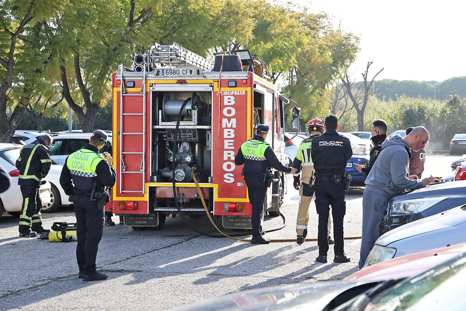Imágenes del incendio de un vehículo en el Hospital Juan Ramón Jiménez