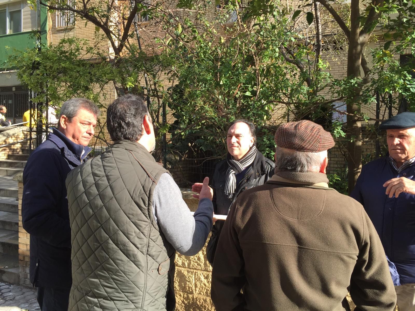 El edil del PP, Ignacio Flores, junto a representantes de la asociación de vecinos La Unidad.