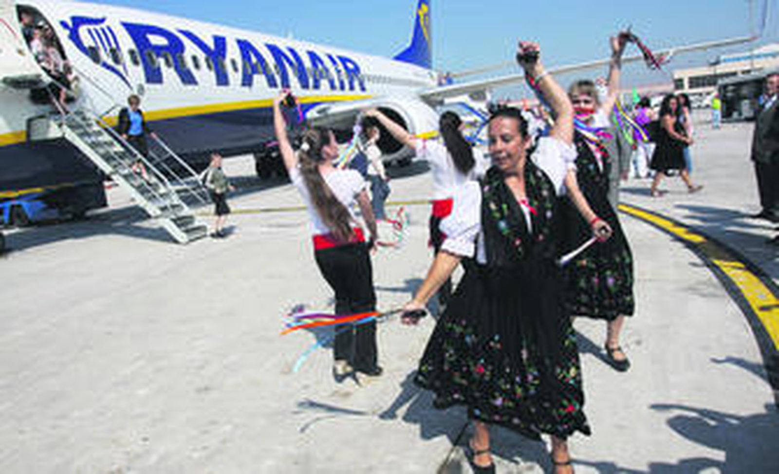 Verdiales para celebrar la instalación de una base de operaciones de Ryanair en el aeropuerto de Málaga, en una imagen de junio.