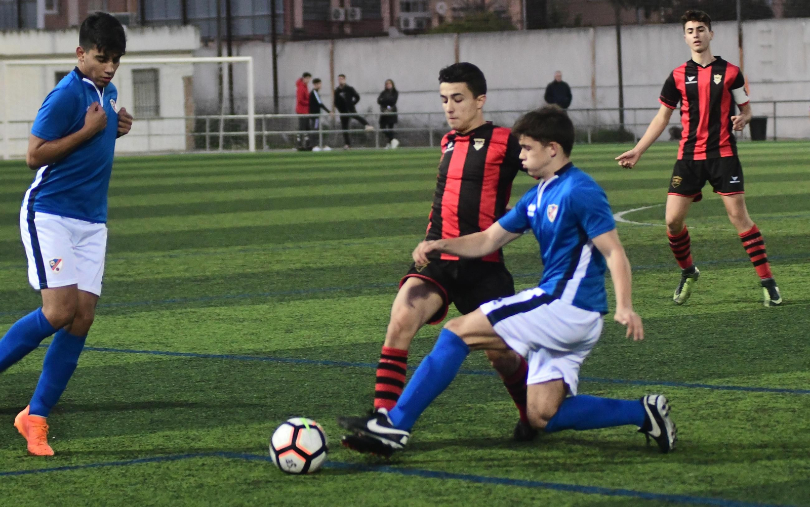 Un jugador del Séneca pelea un balón dividido con otro del Linares. Un jugador del Séneca pelea un balón dividido con otro del Linares.