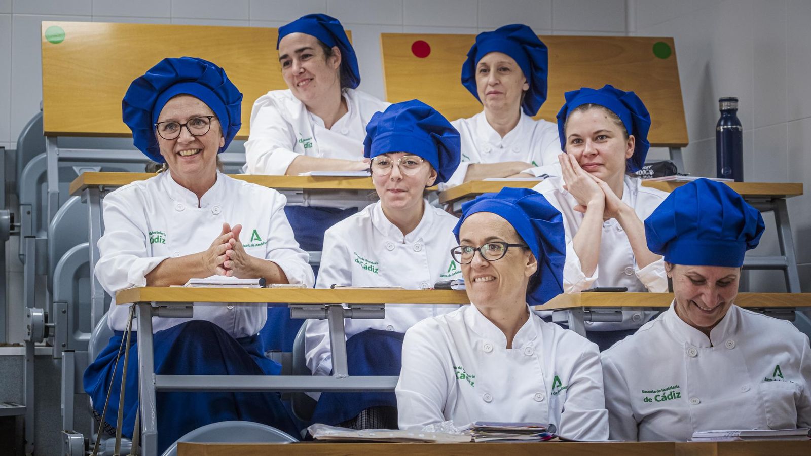 Alumnas, atendiendo a una clase de repostería en la Escuela de Hostelería de Cádiz.