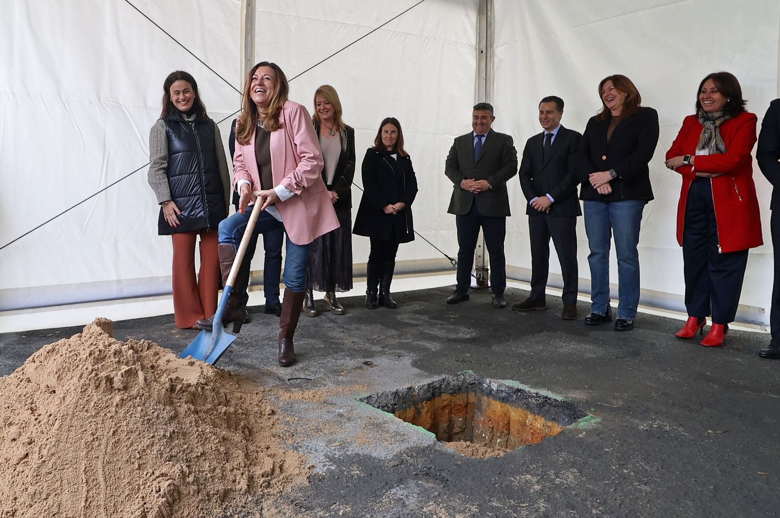La consejera en la colocación de la primera piedra.