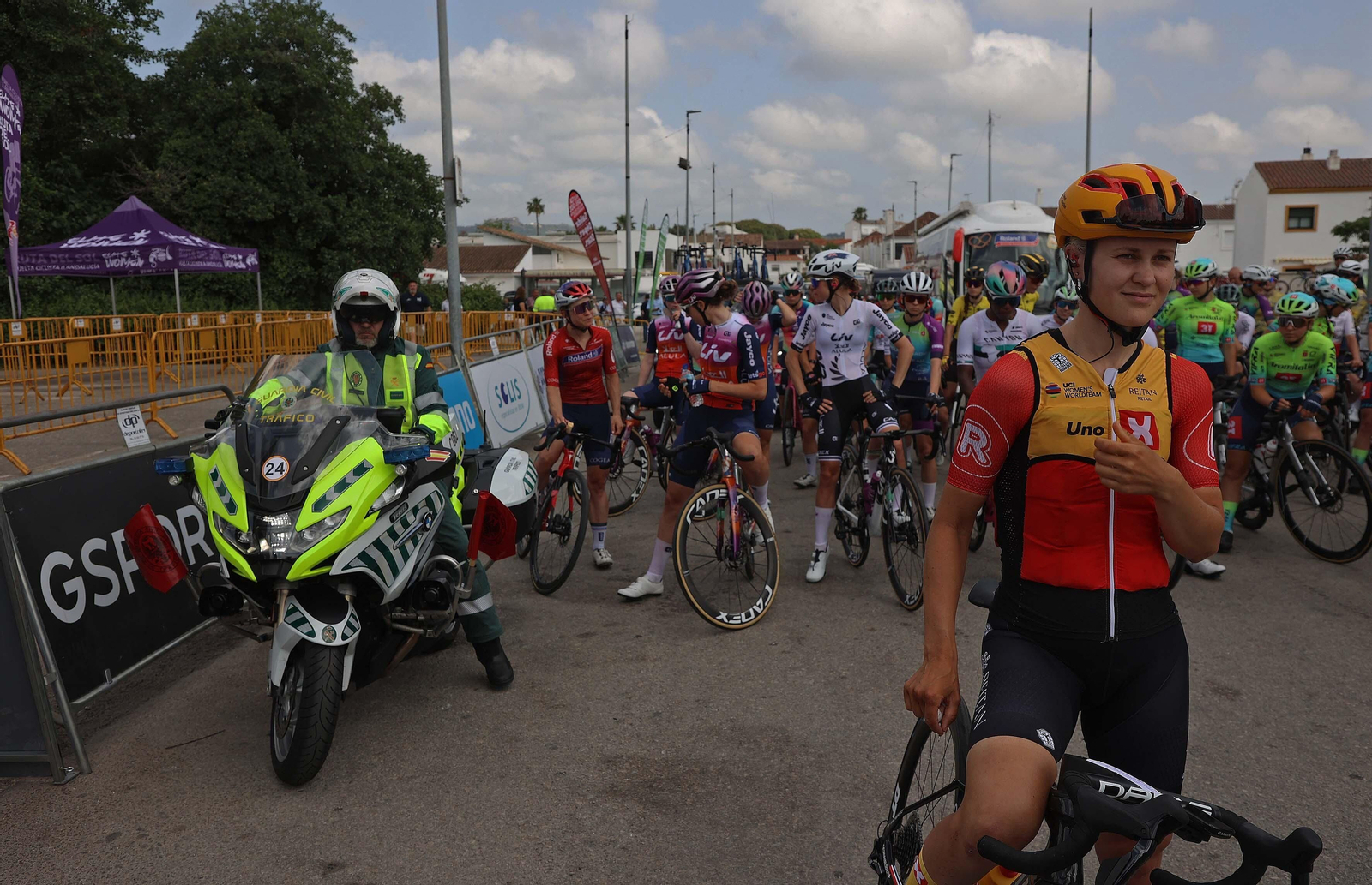 Fotos de la salida de la III Vuelta Ciclista femenina a Andalucía desde Castellar