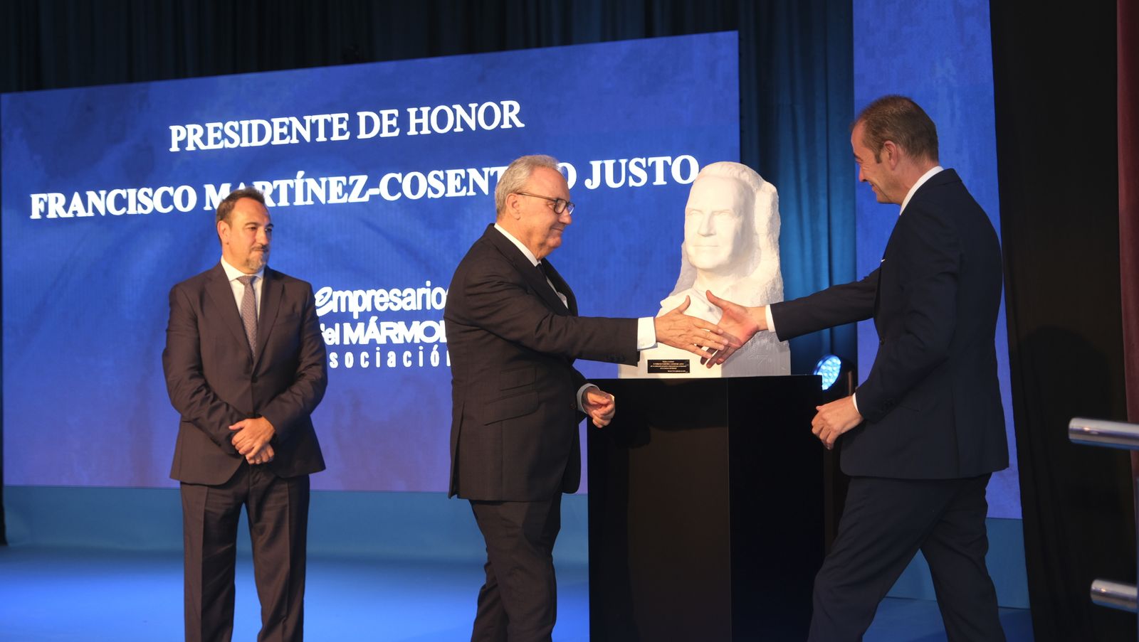 Imágenes del reconocimiento  como Presidente de Honor de la Asociación de Empresarios del Mármol, Francisco Martínez Cosentino