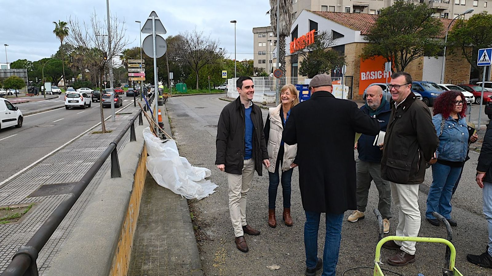 Jaime Espinar y Carmen Pina, durante su visita a la barriada Torresblancas.