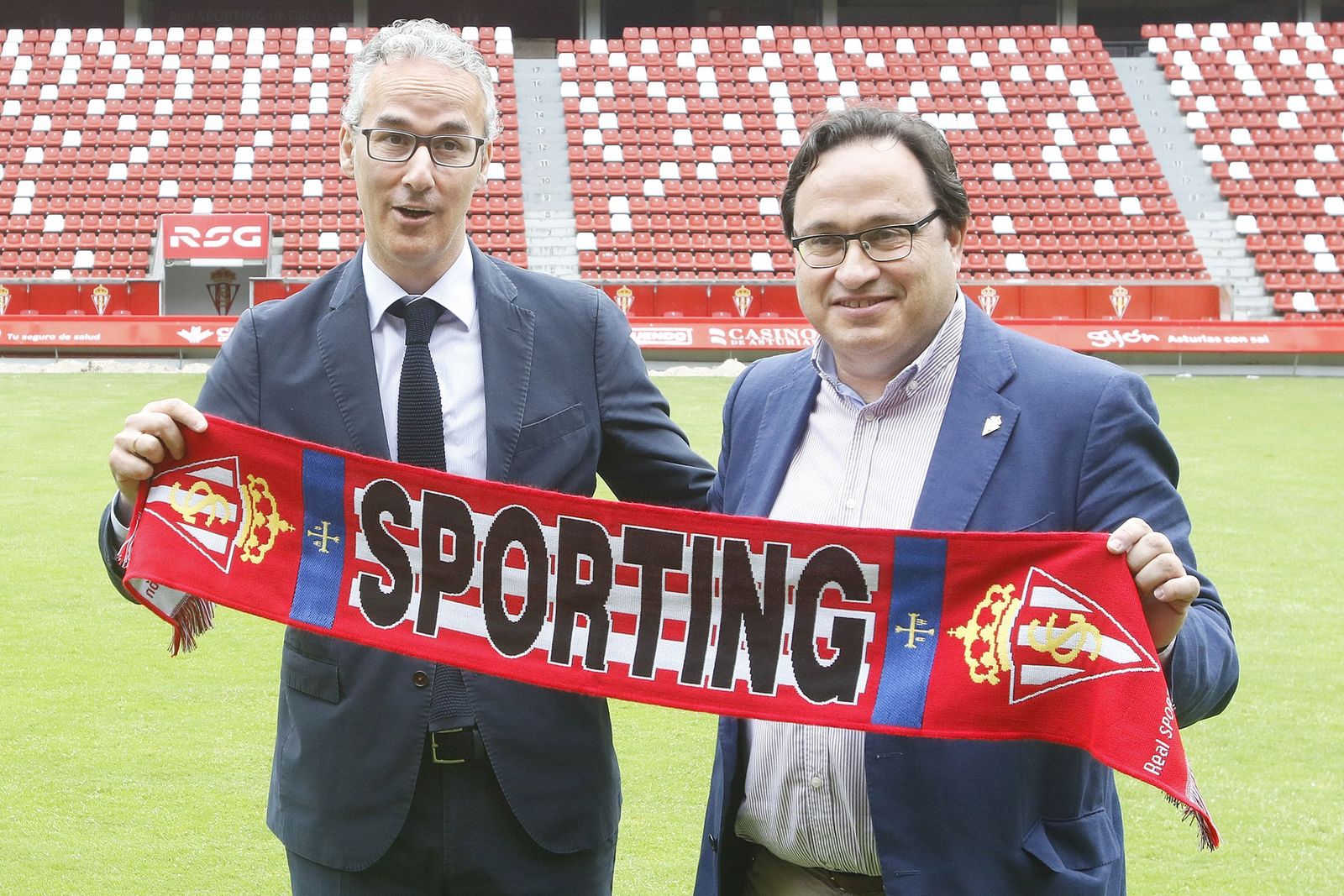 Torrecilla posa junto al presidente del Sporting, Javier Fernández.