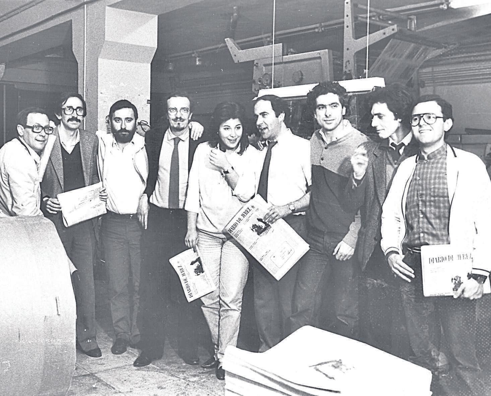 Redacción fundacional de Diario de Jerez: Antonio Arias, José I. Buhigas, José Lodeiro, José Ángel Bermejo, Tily Santiago, Manuel de la Peña, Juan Carlos Jiménez Laz, Juan Pedro Simó y Manuel Muñoz Fossati, el 7 de abril de 1984. Redacción fundacional de Diario de Jerez: Antonio Arias, José I. Buhigas, José Lodeiro, José Ángel Bermejo, Tily Santiago, Manuel de la Peña, Juan Carlos Jiménez Laz, Juan Pedro Simó y Manuel Muñoz Fossati, el 7 de abril de 1984.