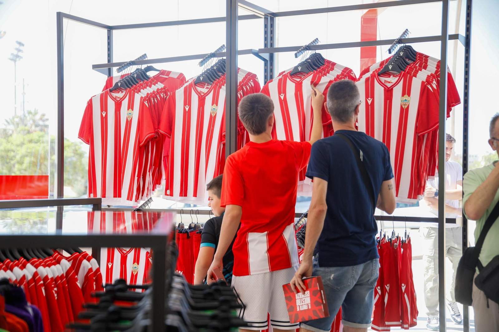 Las imágenes de la campaña de abonos de la UDA y apertura de la tienda del club