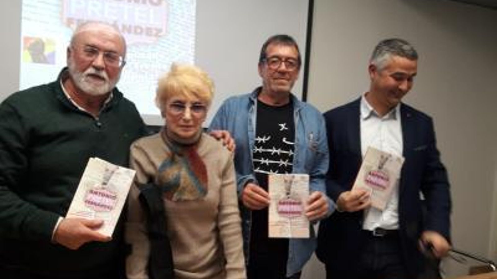 María Luisa Pretel, con los autores del libro sobre su padre.