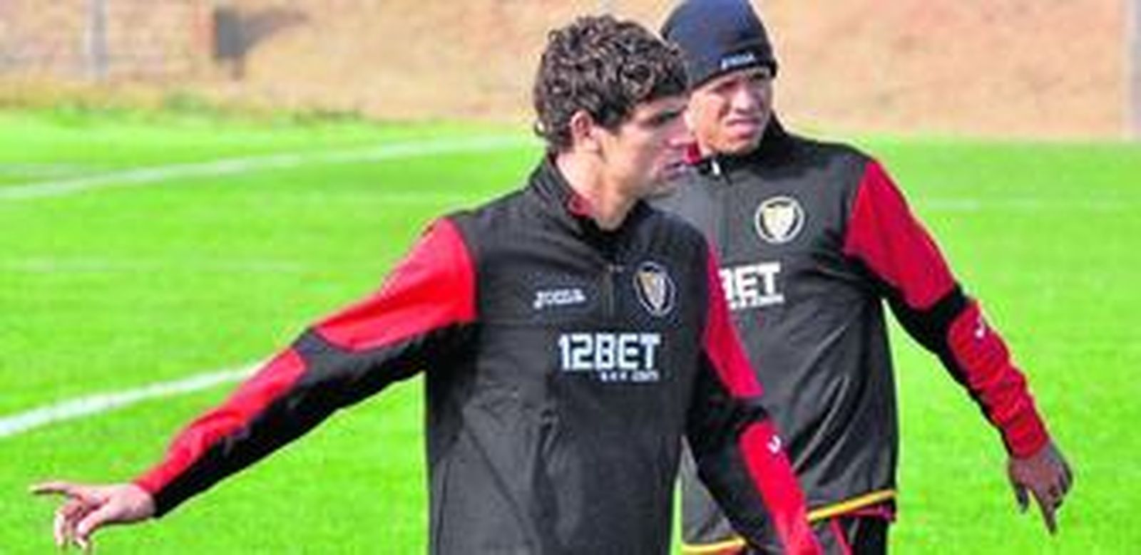 Fazio y Luis Fabiano atienden a las instrucciones durante el entrenamiento del domingo en la ciudad deportiva sevillista.