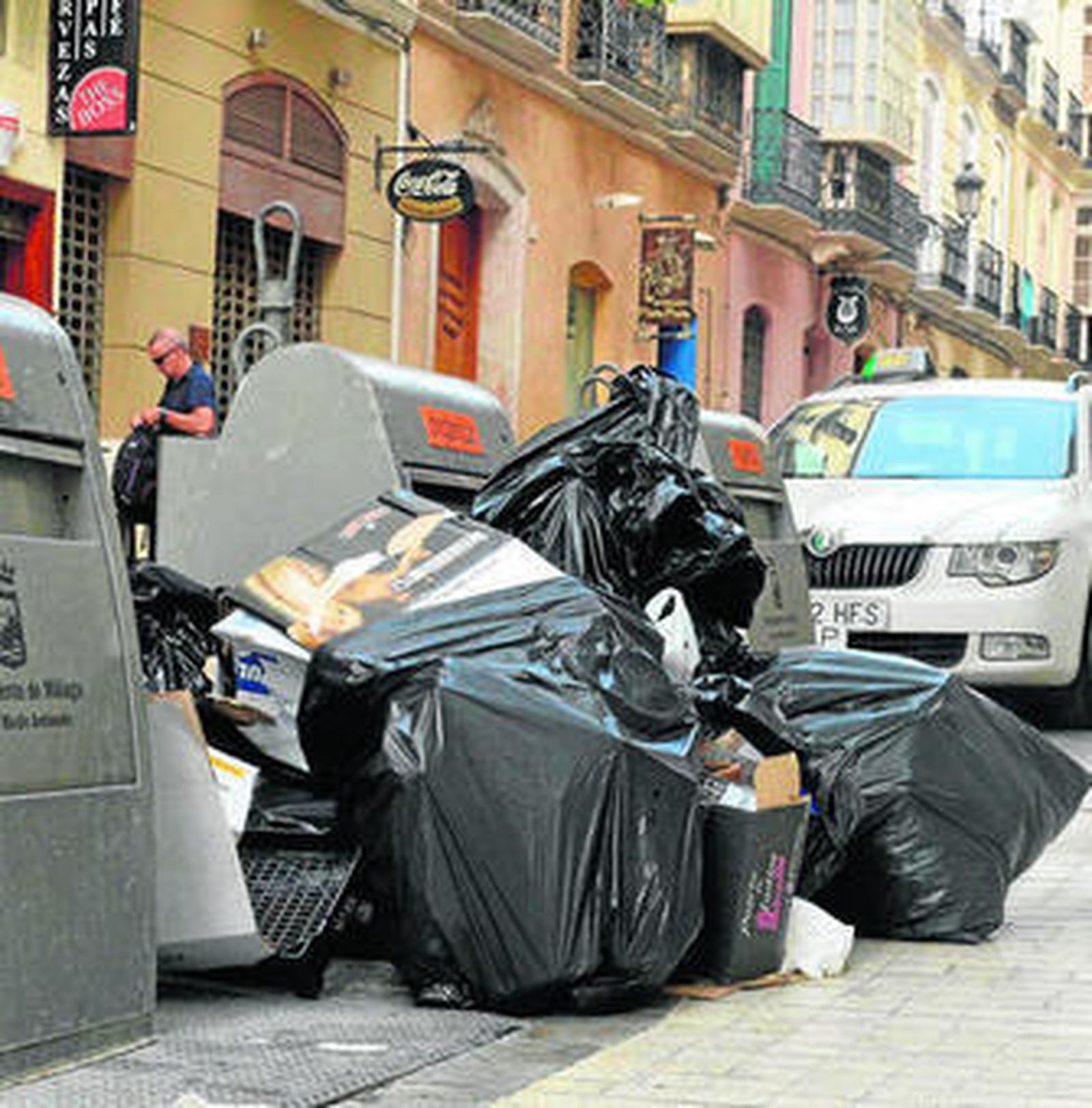 Contenedores soterrados rodeados de basura en la calle Duque de la Victoria.