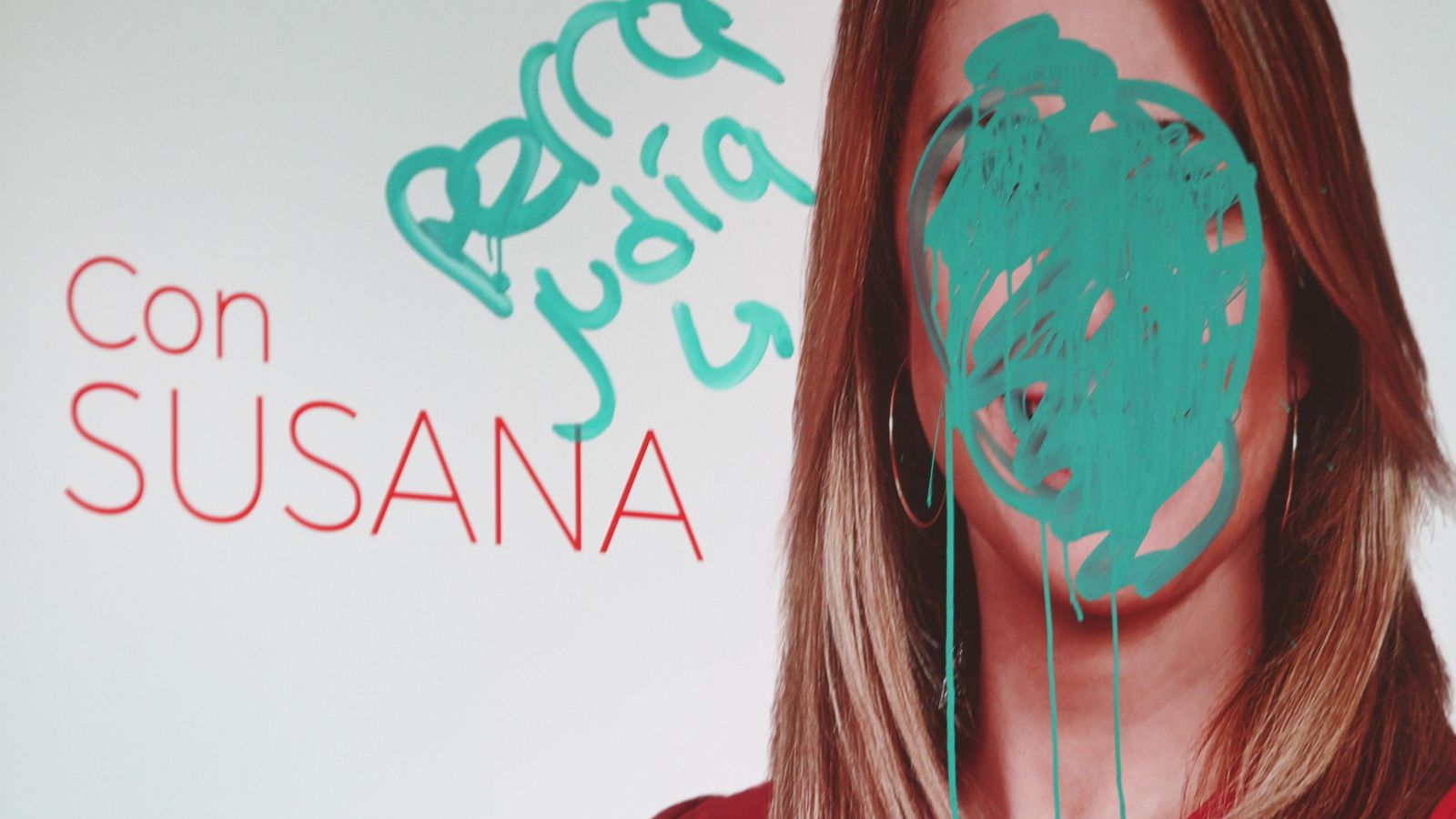 Pintadas en la cartelería del PSOE en su sede provincial Pintadas en la cartelería del PSOE en su sede provincial