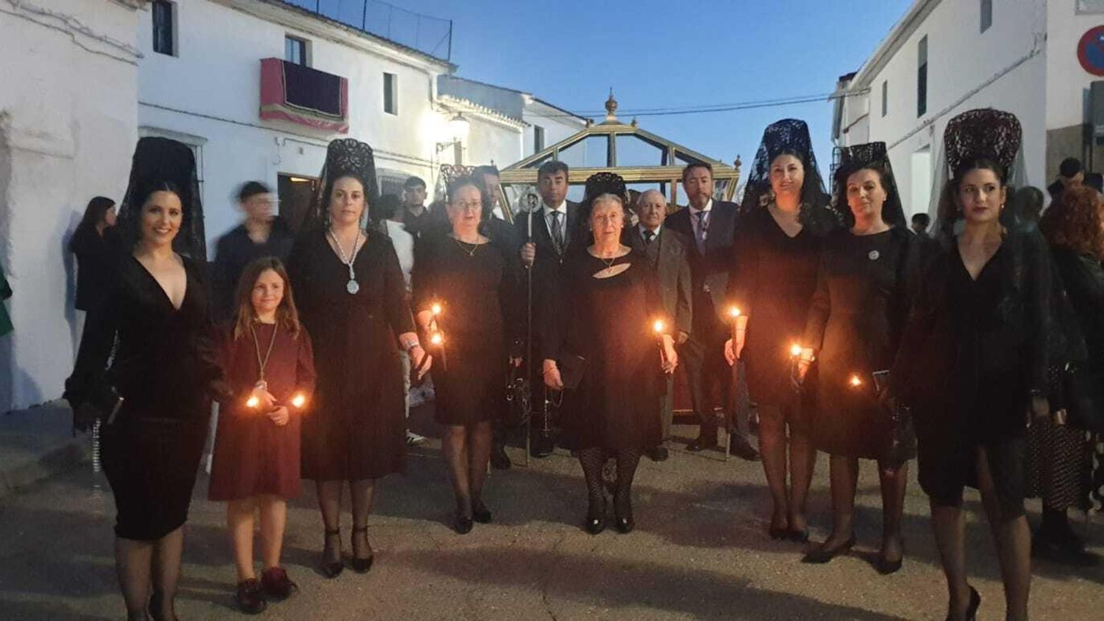 Mujeres de mantilla junto al Santo Entierro de Santa Olalla.
