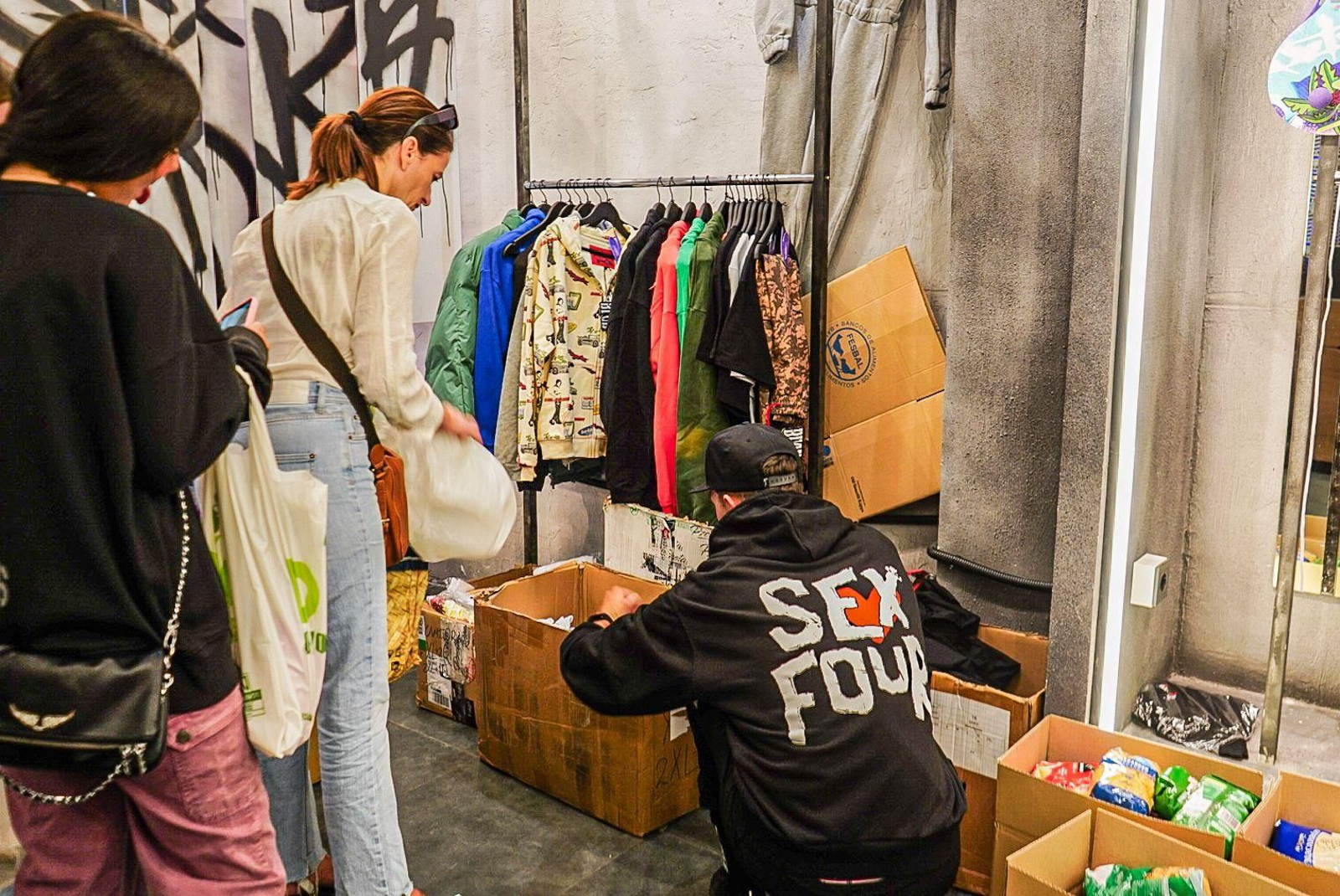 Saiko forma colas de solidaridad en Granada: las imágenes