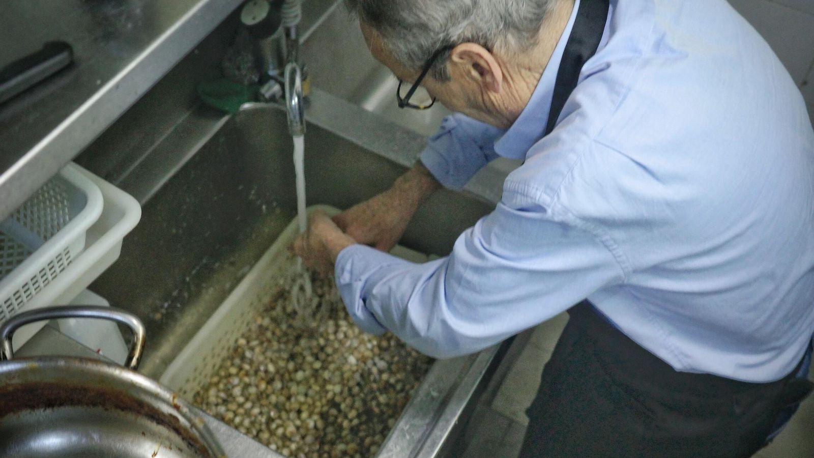 Uno de los secretos de unos buenos caracoles es lavarlos muy bien.