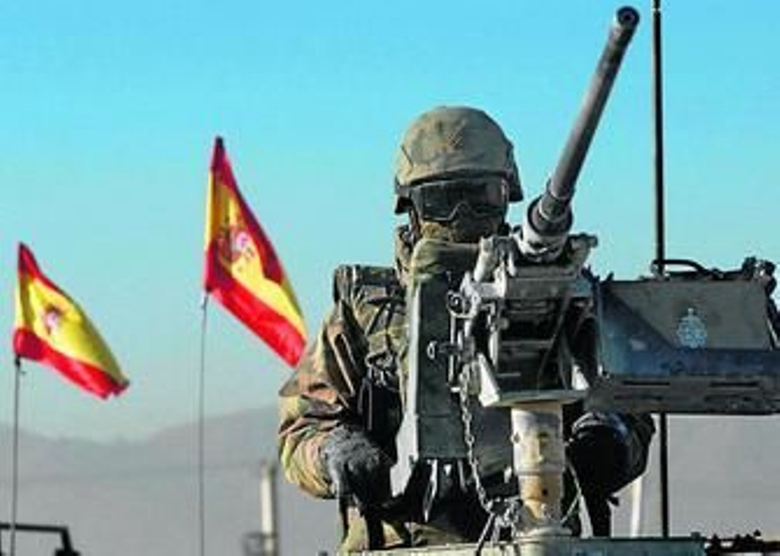 Un militar español, a bordo de un vehículo blindado en la base afgana de Qala-i-Naw.