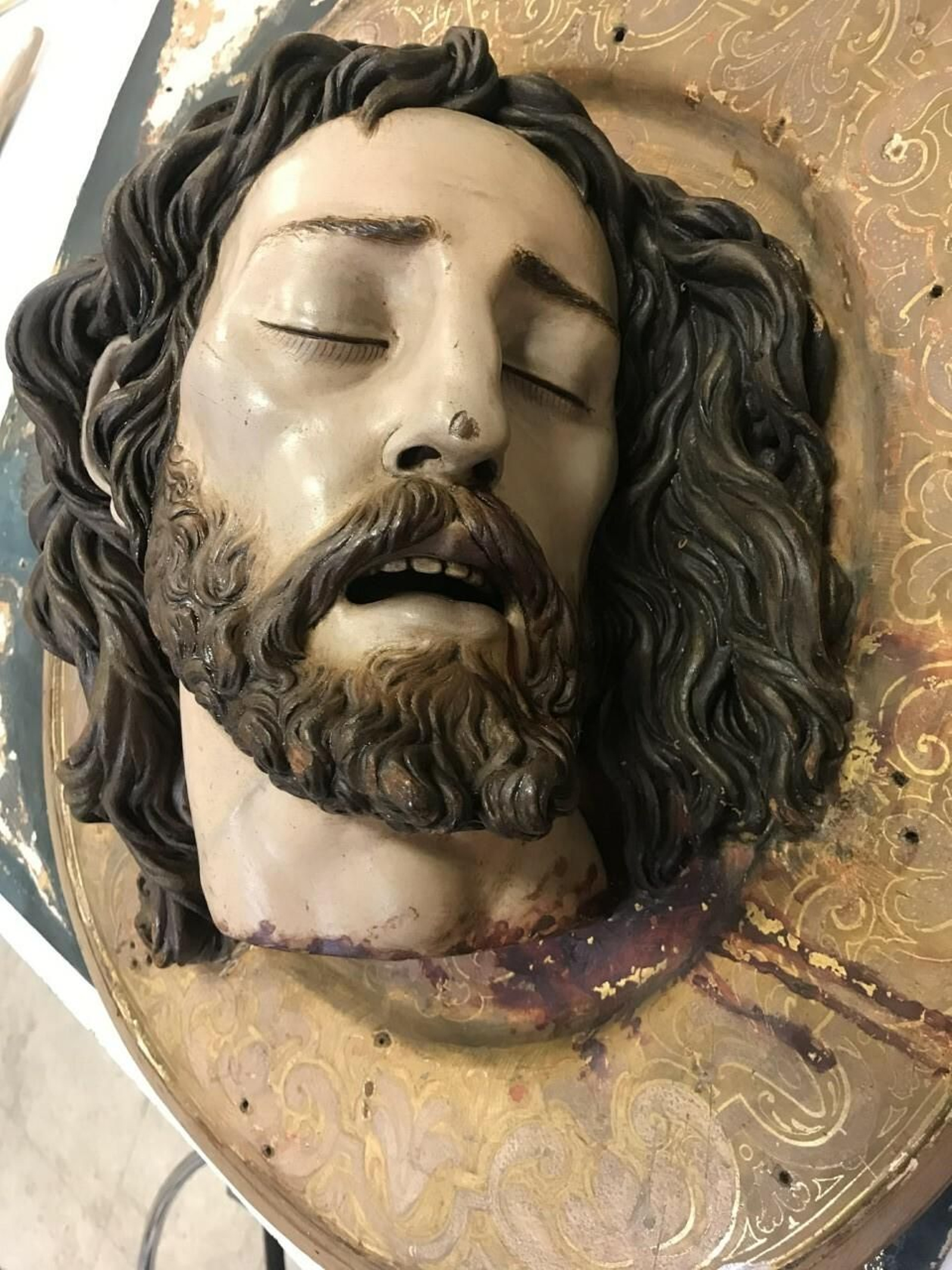 Relieve con la cabeza cortada del Bautista.