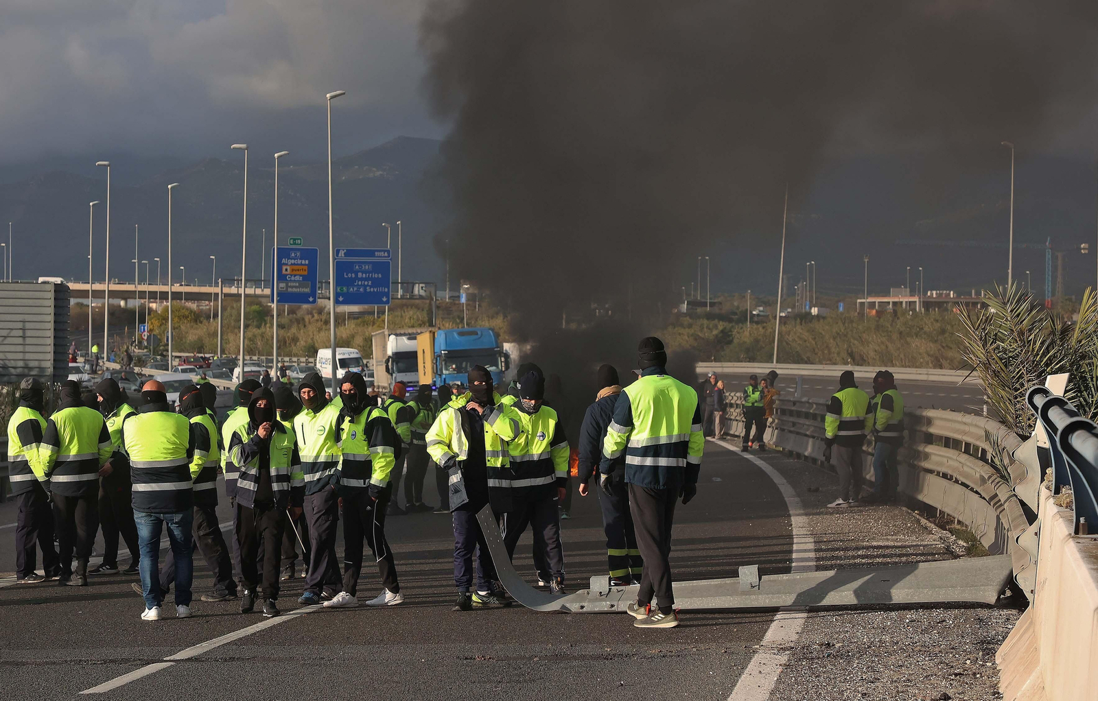 Imágenes del corte de la A7 por los huelguistas de Acerinox tras las negociaciones en el Consejo Andaluz de Relaciones Laborales