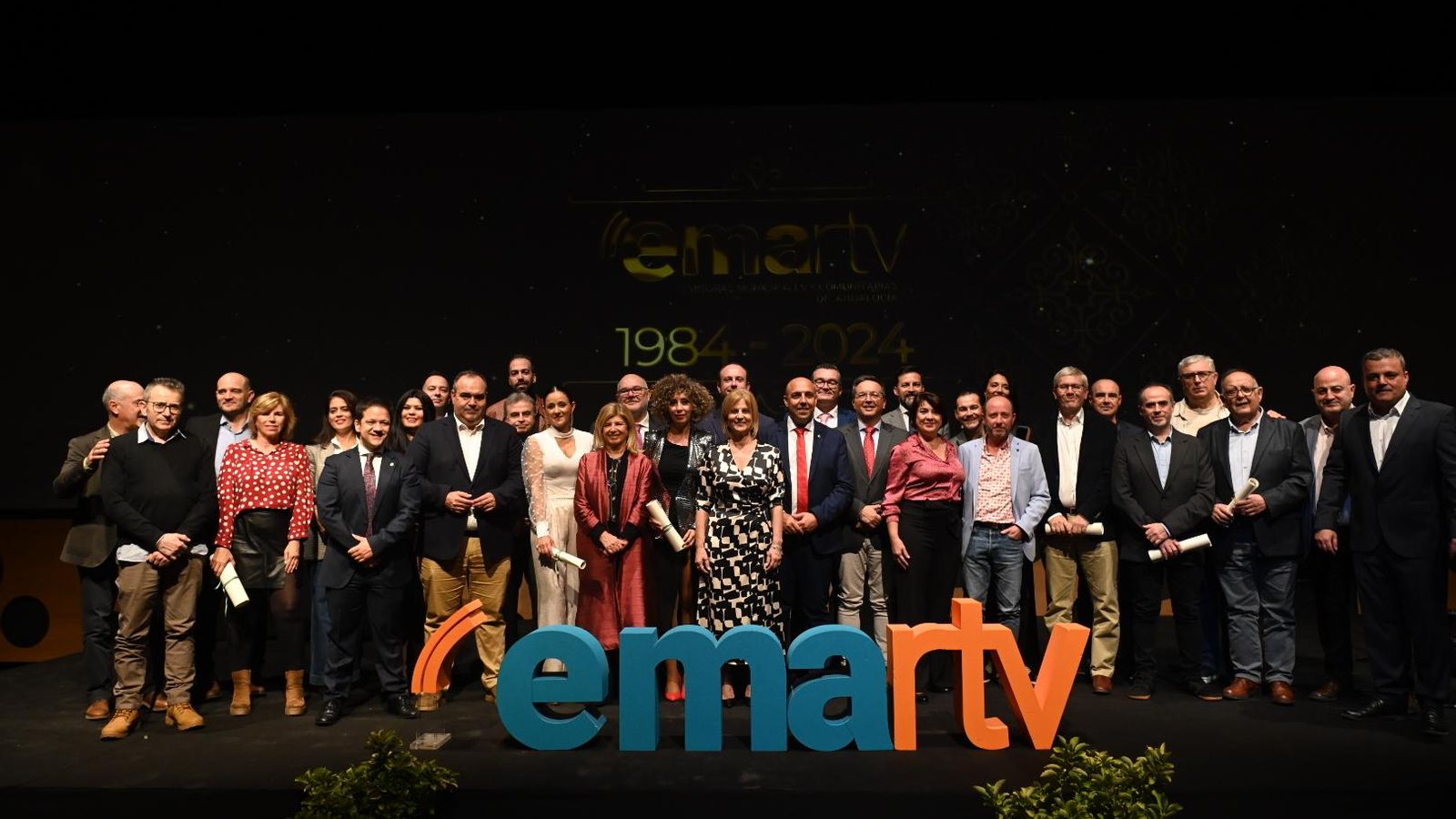 Los galardonados por EMA RTV, junto a la alcaldesa de Jerez.