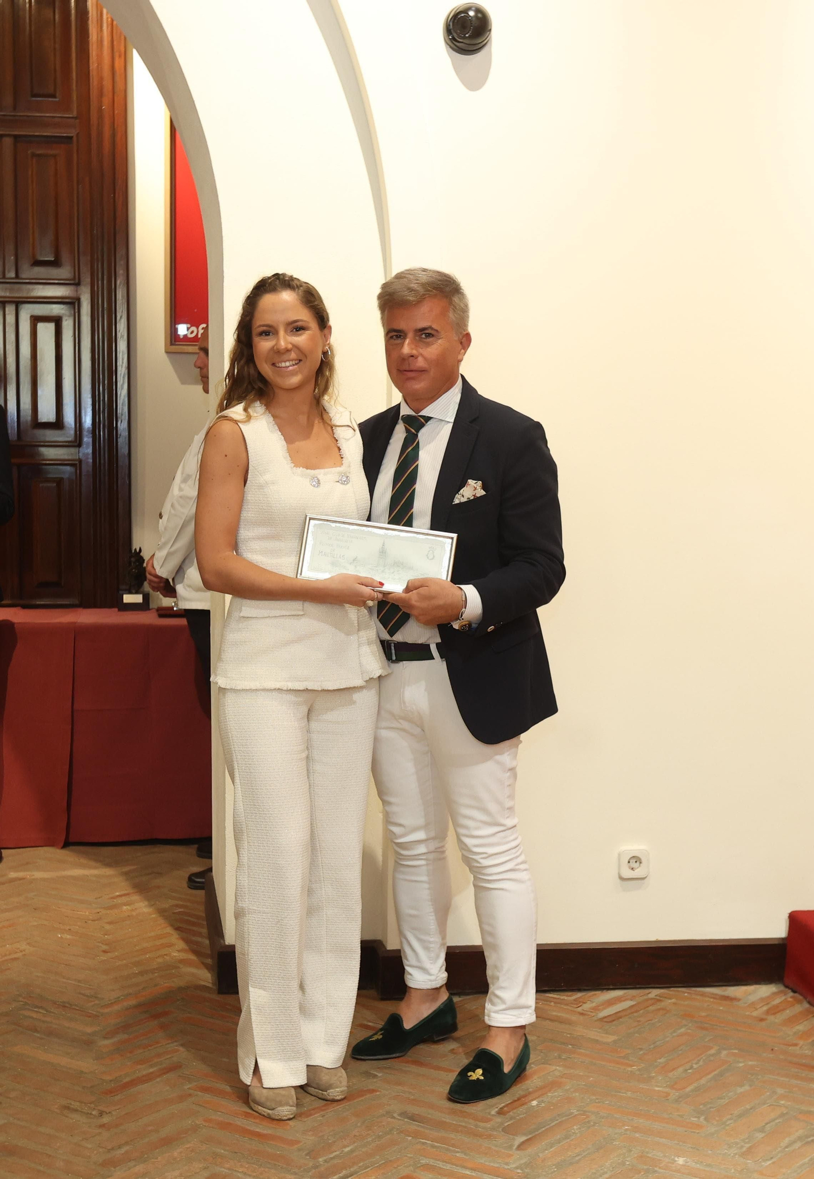 Rocío Ferrus recoge el Trofeo a la Mejor Mantilla Española