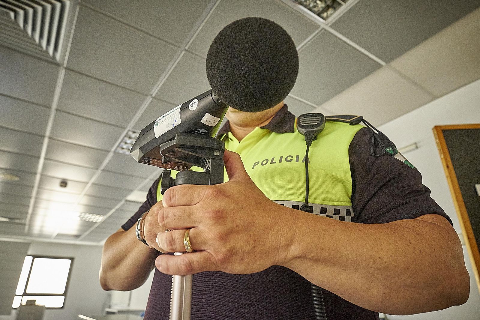 Un Policía Local midiendo los niveles de ruido en un local, en una imagen de archivo.