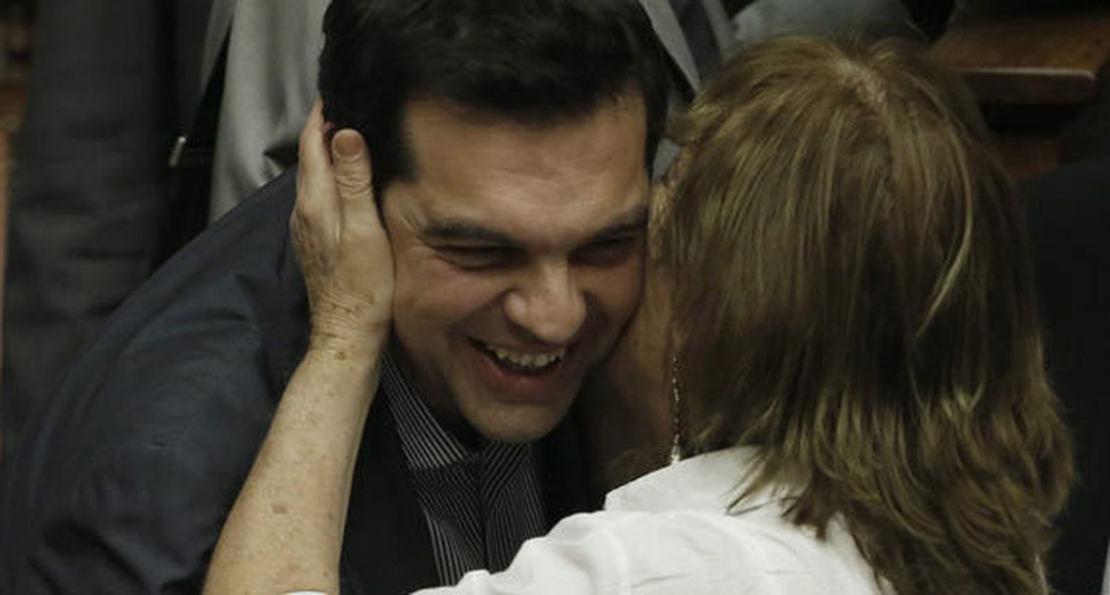 El Parlamento griego autoriza a Tsipras a negociar con los acreedores sus últimas propuestas