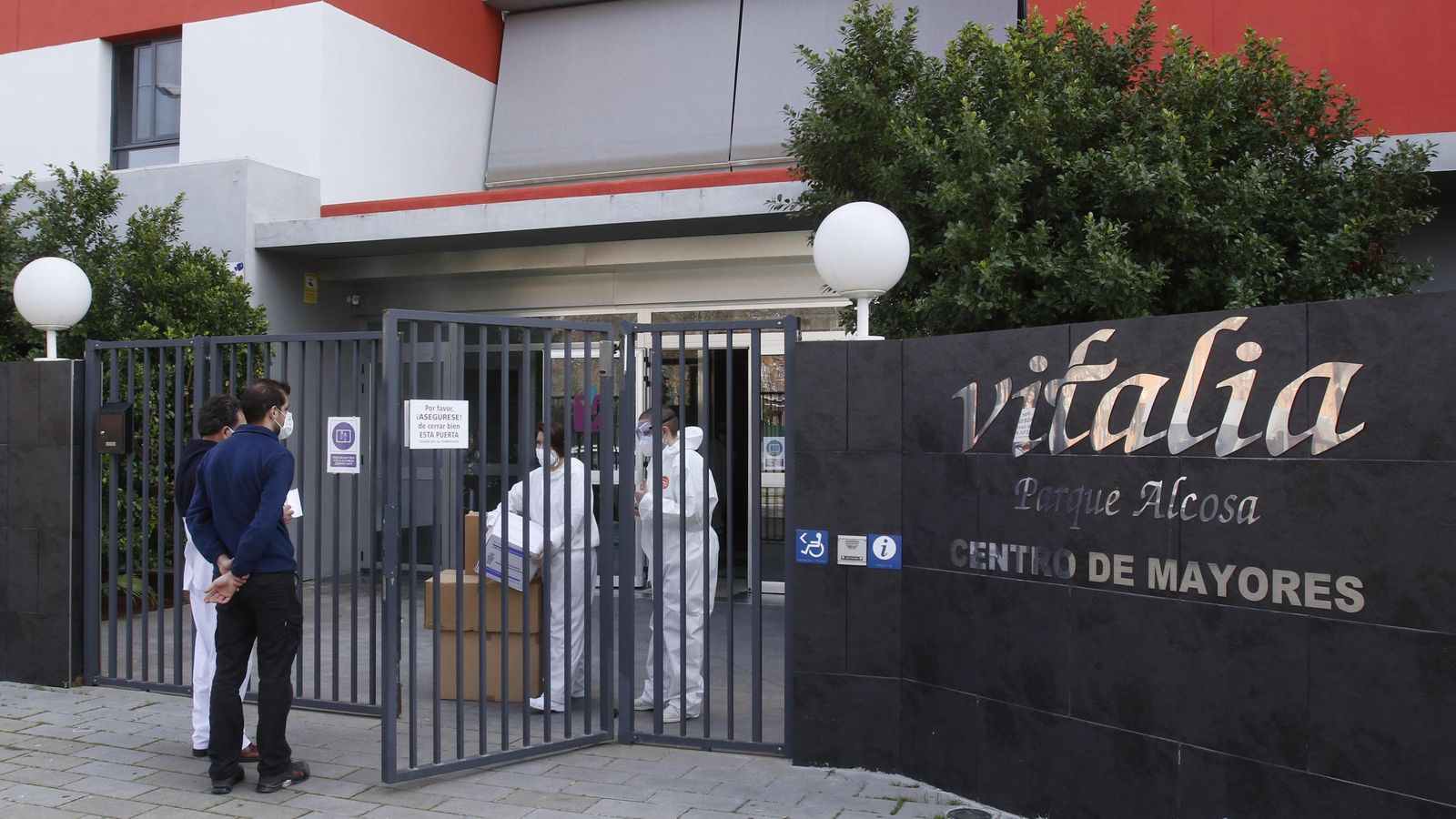 Varios trabajadores de la residencia Vitalia Parque Alcosa, a las puertas del centro.
