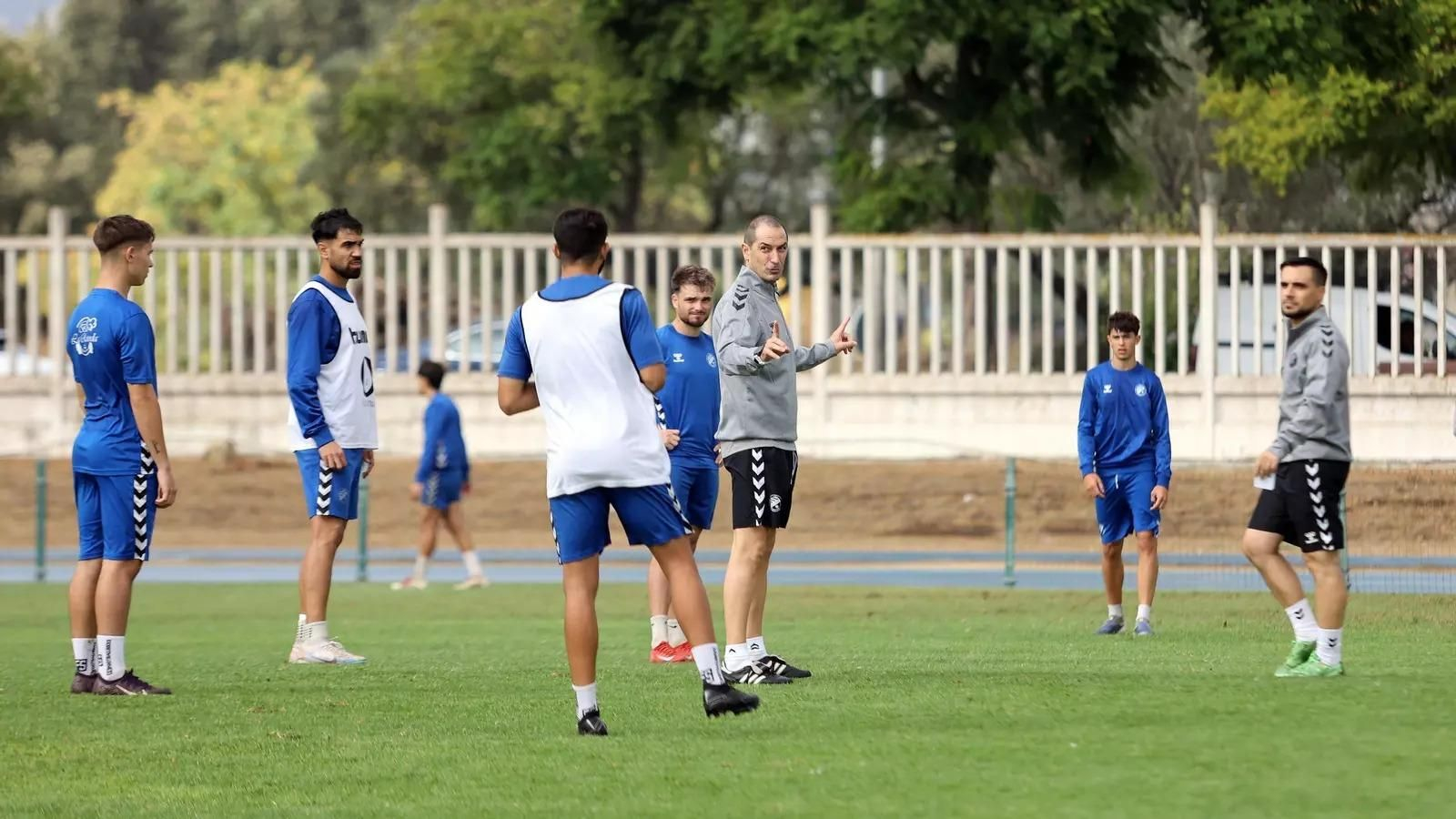 Diego Caro charla con sus jugadores durante un entrenamiento esta semana.