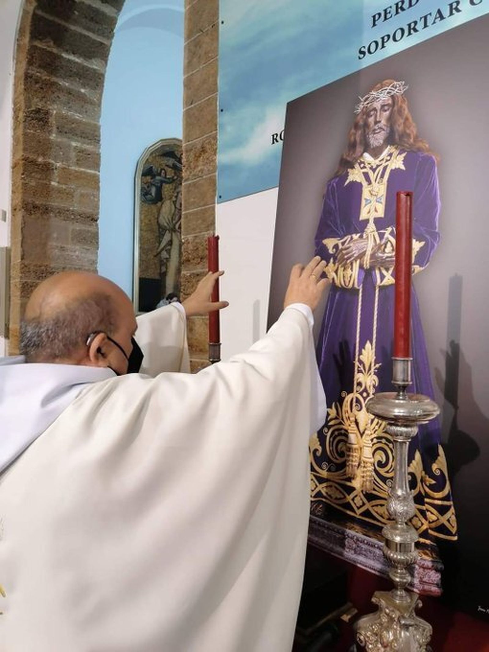 El párroco de Santa Cruz, Rafael Fernández, el día que se bendijo el cuadro que irá a Puerto III.