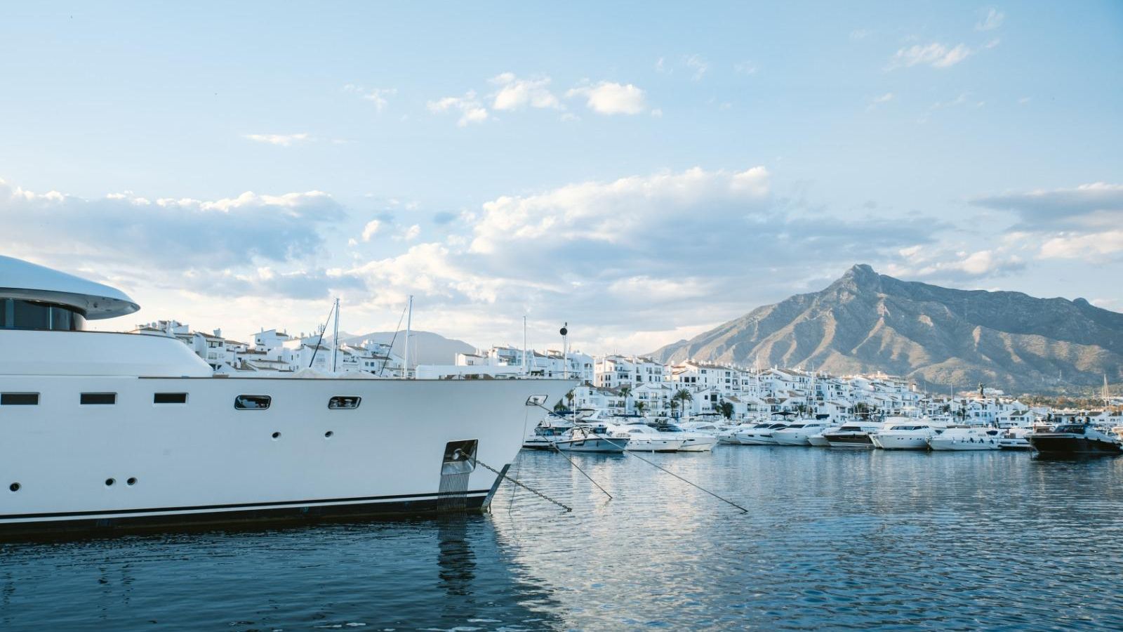 Un yate amarrado en Puerto Banús.