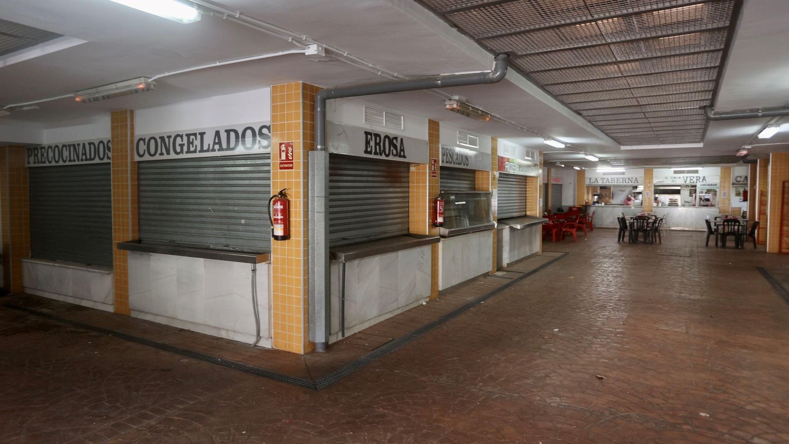 La zona del mercado remodelada en 2004. Excepto un bar, ningún puesto sigue abierto.