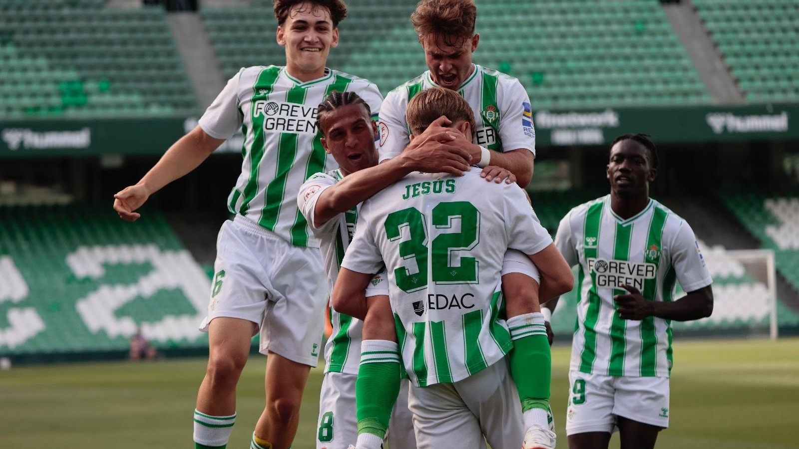 Jesús Rodríguez, autor del gol en la primera mitad se abraza ante sus compañeros en la ida de final del ascenso a Primera Federación.