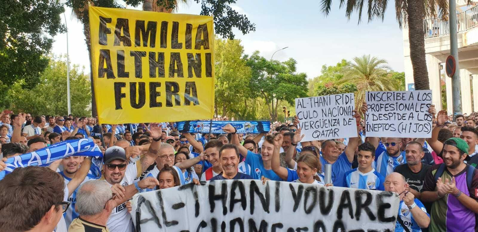 Las fotos de la manifestación contra el jeque antes del Málaga - Almería