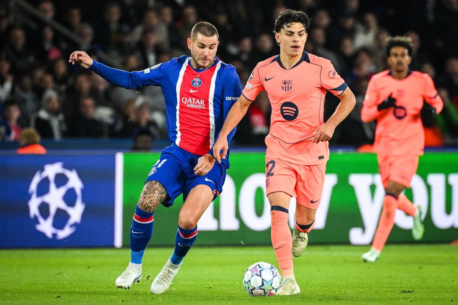 PSG 선수가 바르셀로나 선수와 중원에서 공을 다투는 챔피언스리그 경기 사진