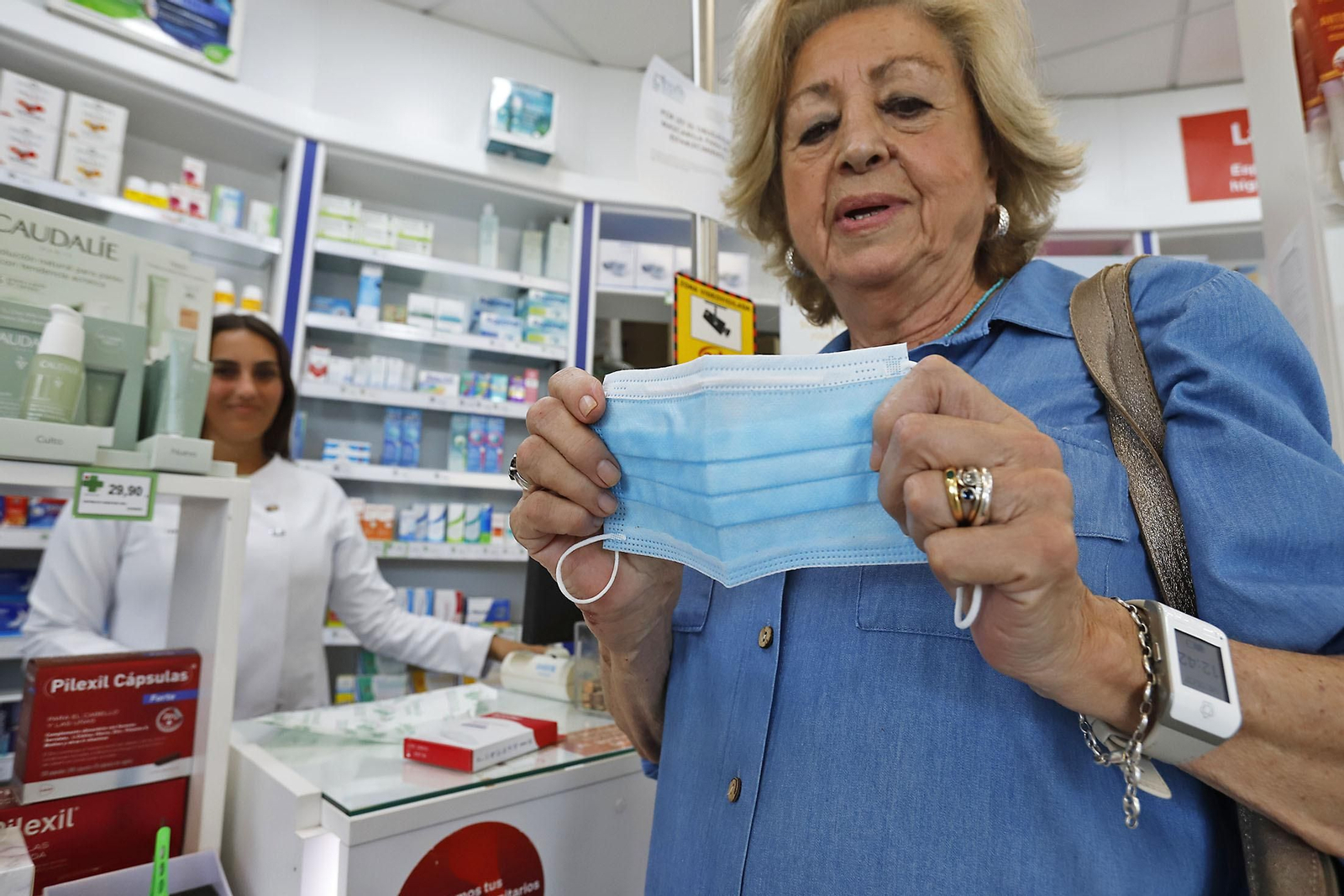 Las imágenes de las farmacias sin mascarillas