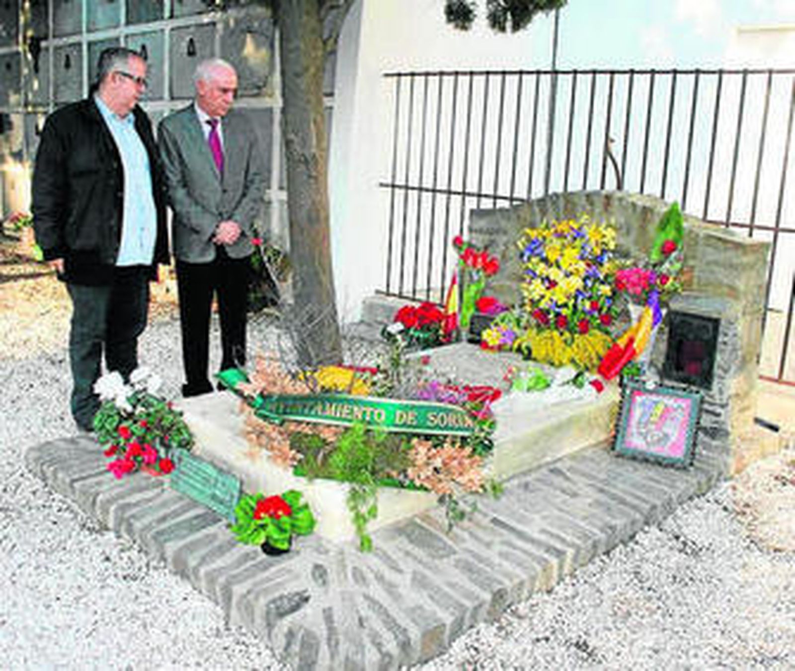 Juan José Téllez y Luciano Alonso, junto a la tumba de Machado.