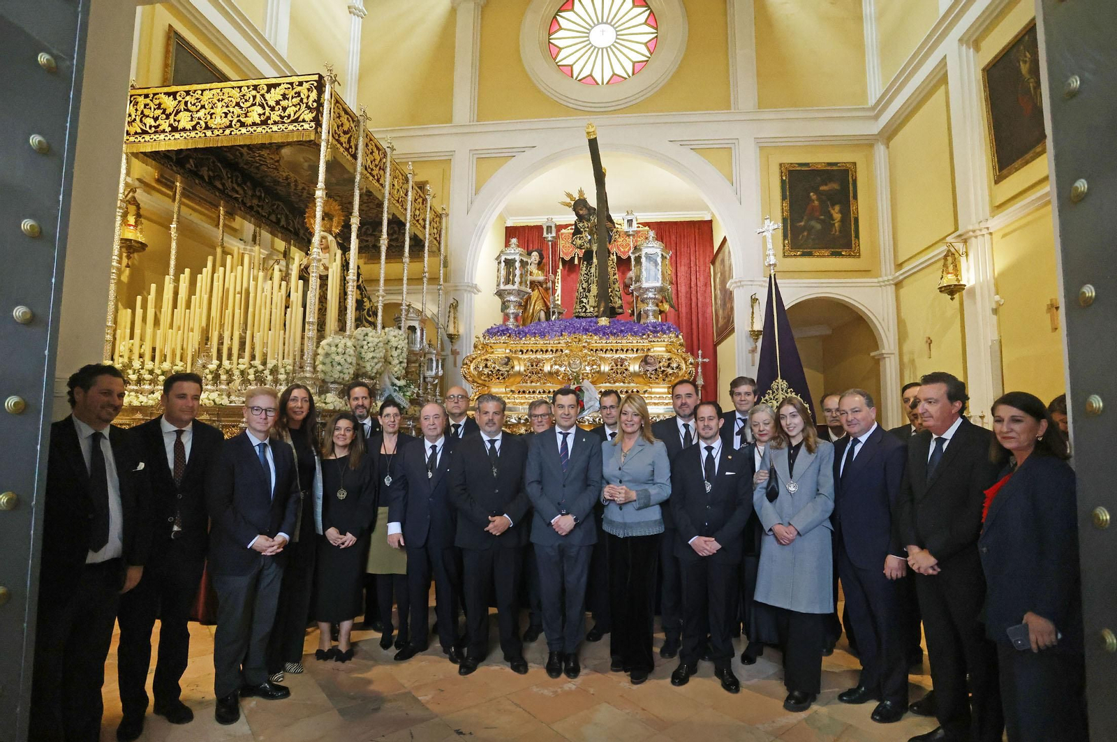 Imágenes de la visita del presidente de la Junta de Andalucía, Juanma Moreno, a la hermandad del Calvario de Huelva