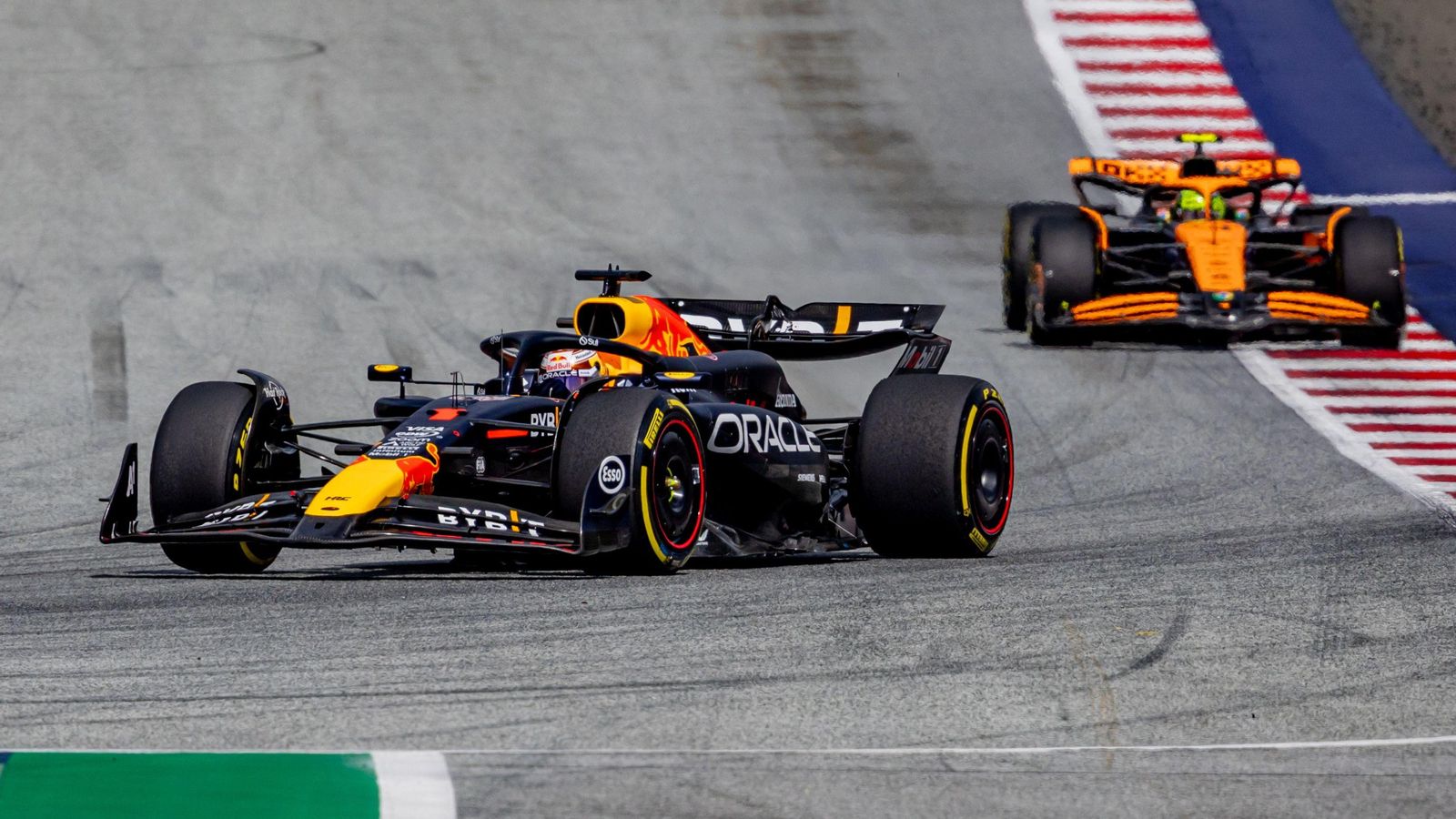 Max Verstappen mientras lideraba la carrera siendo perseguido por el británico Lando Norris. Max Verstappen mientras lideraba la carrera siendo perseguido por el británico Lando Norris.