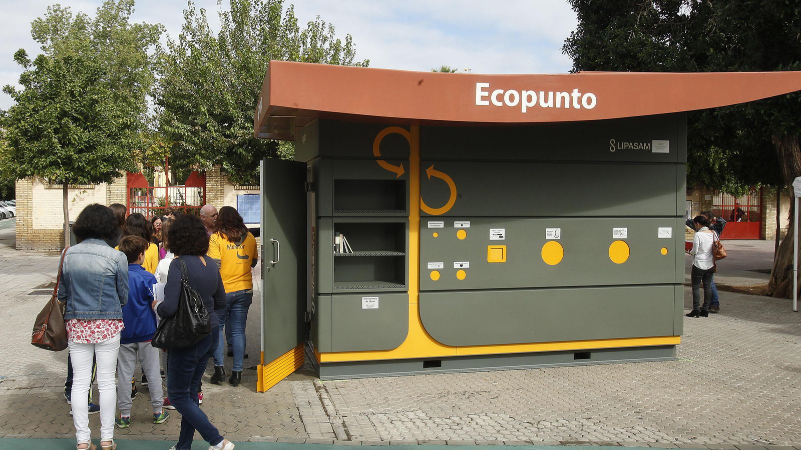 Uno de los ecopuntos de Lipasam junto al colegio Arias Montano, en el distrito Macarena.
