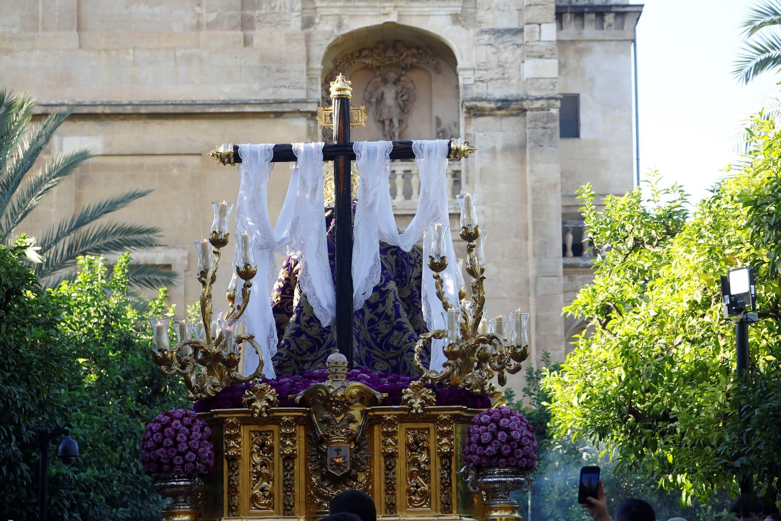 Las mejores fotos de los traslados de regreso de las hermandades tras el Magno Vía Crucis de Córdoba