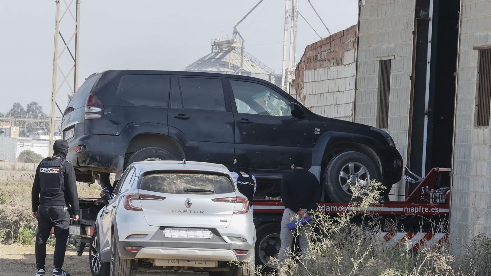 Retirada de un vehículo de una de las naves registradas en Isla Mayor.