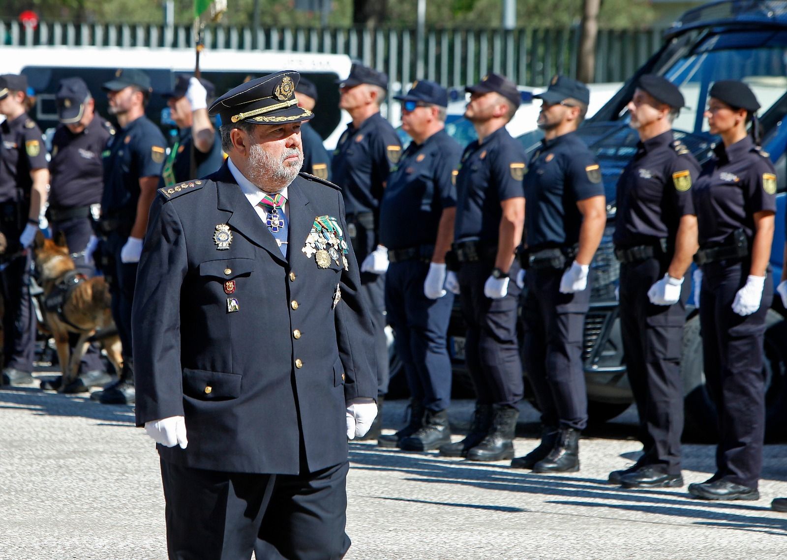 El comisario provincial de Sevilla, José Manuel Espina, pasa revista a sus hombres.